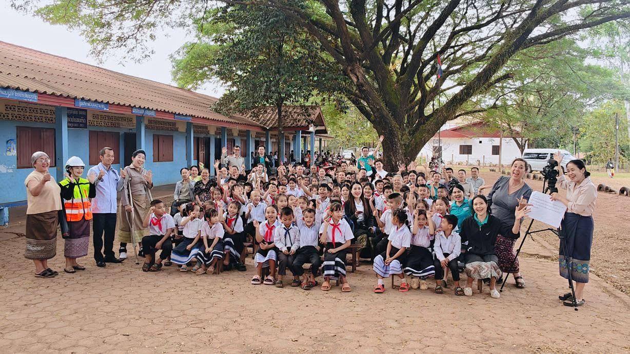  ສສກ-ລັດຖະບານອົດສະຕຣາລີ ຖ່າຍທຳເລື່ອງ "ບ້ານທີ່ໃຫ້ຄວາມສຳຄັນກັບການສຶກສາ" ໃນແຜນການໂຄສະນາສົ່ງເສີມການສຶກສາແຫ່ງຊາດ